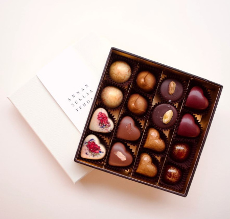 16 pcs gourmet handmade pralines from Annan Suklaatehdas. 4 different flavours. Flavors can be chosen on a case-by-case basis, also available as vegan. (BOX-16-1)