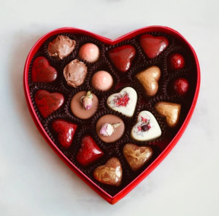 Annan Chocolate Factory 20 pcs Heart Box . A gorgeous heart-shaped velvet box contains 20 chocolate pralines made with quality and love.