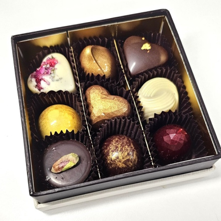9 pcs gourmet handmade pralines from Annan Suklaatehdas. 9 flavors. Flavors can be also chosen on a case-by-case basis, also available as vegan. (BOX-9-1)