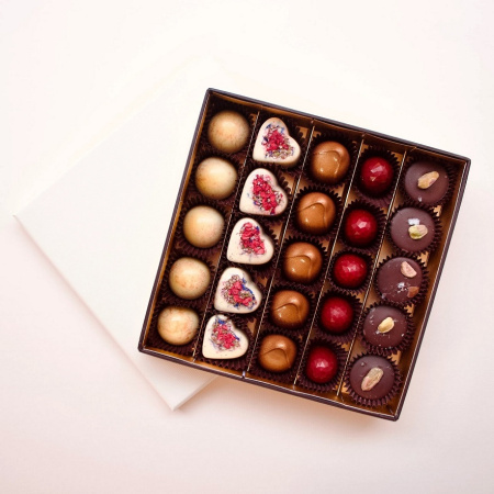 25 pcs gourmet handmade pralines from Annan Suklaatehdas. 5 flavors. Flavors can be chosen on a case-by-case basis, also available as vegan. (BOX-25-1)