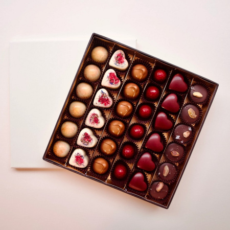 36 pcs gourmet handmade pralines from Annan Suklaatehdas. 6 flavors. Flavors can be chosen on a case-by-case basis, also available as vegan. (BOX-36-1)